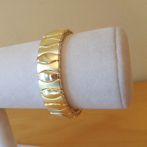 Vintage Napier Light Goldtone Textured Stretch Bracelet Bangle 1/2 Inch Wide - Picture 3 of 3